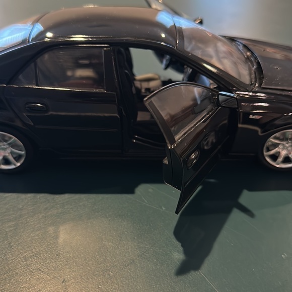 Cadillac collectible car - Picture 2 of 3